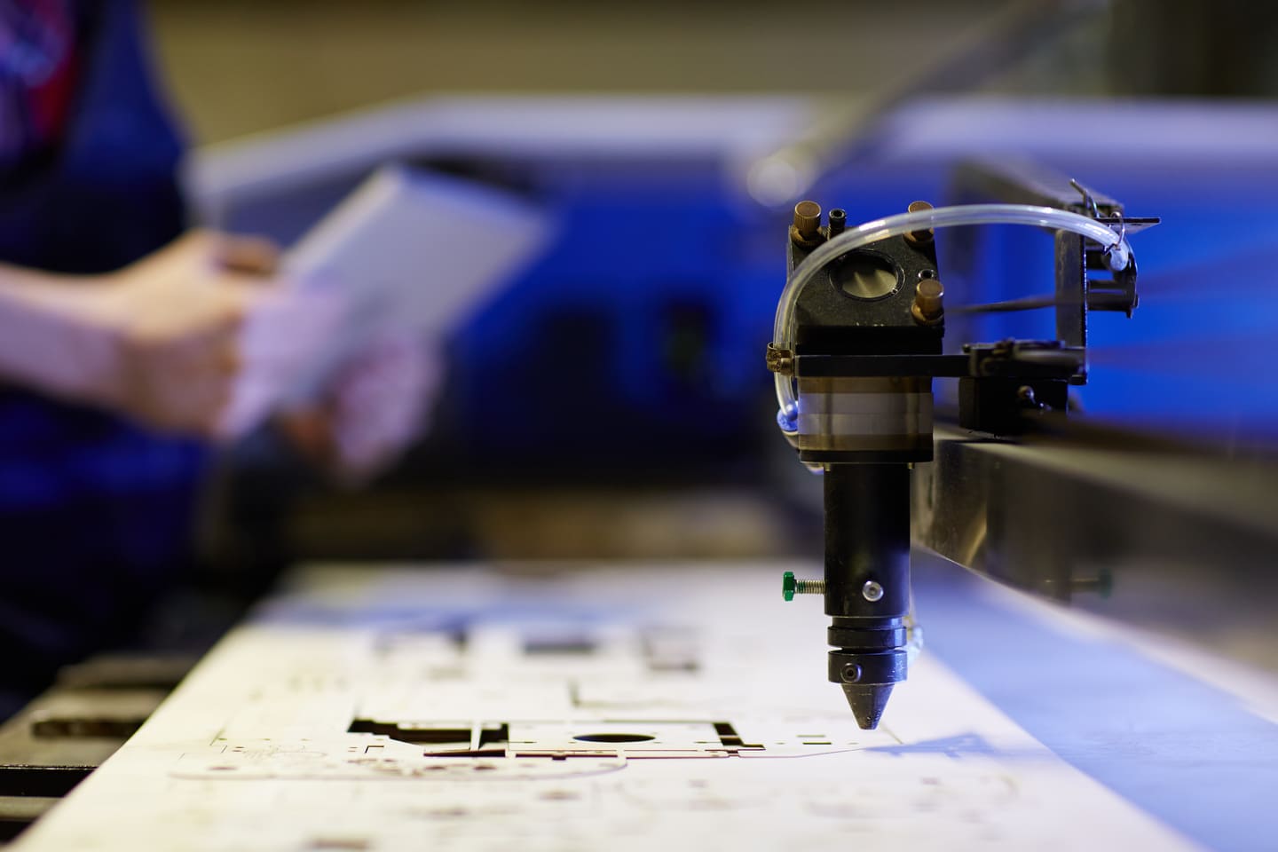 Un découpeur laser à fibre moderne peut atteindre une précision de positionnement de ± 0,02 mm